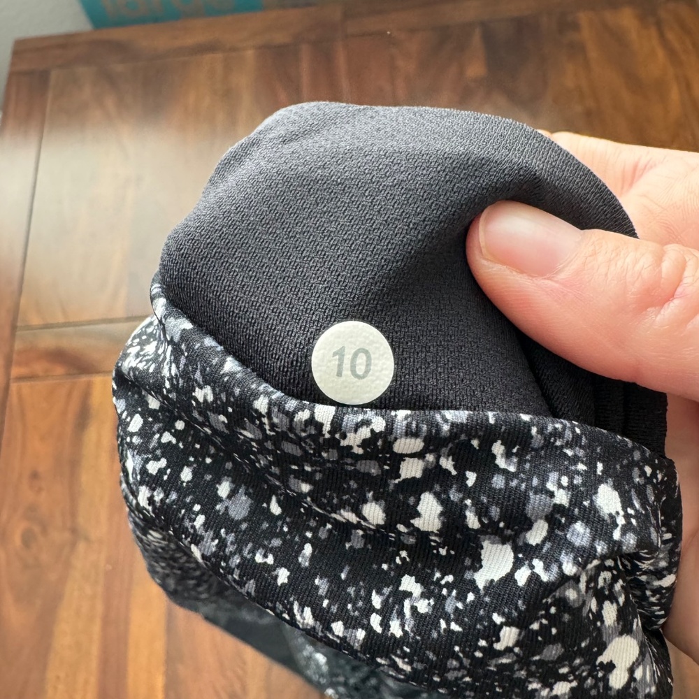 Lululemon Athleta Sequin Black/White Cropped Legging 10 - Picture 6 of 10